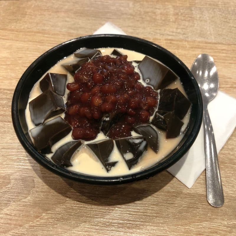 SW2 Gelée noire et haricot rouge au lait 凉粉红豆
