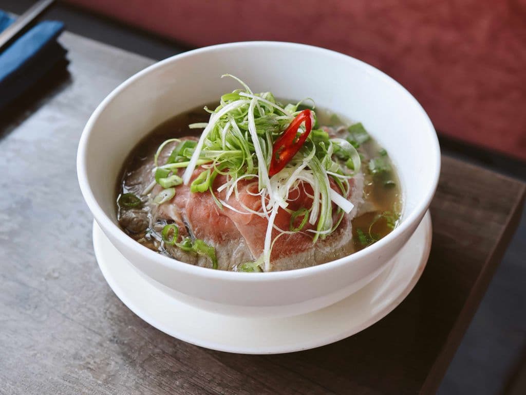 P02L -Rare Beef w. Rice Noodle Soup (Phở Tái)