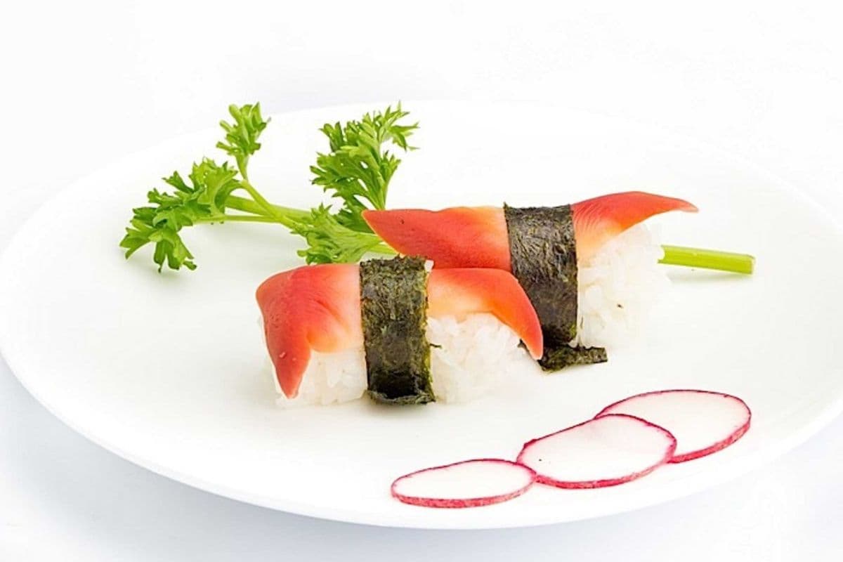 100. Surf Clam Sushi (Hokkigai) (2 pcs)
