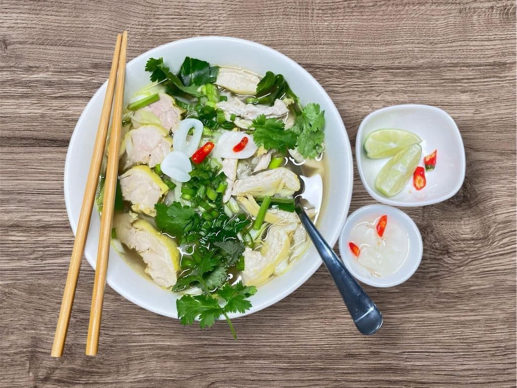 P20:  Boneless Chicken with rice noodle in soup