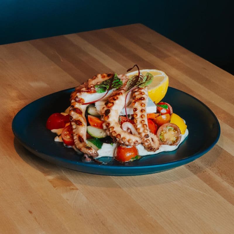 Pieuvre grillée sur salade Grecque / Grilled Octopus on Greek Salad