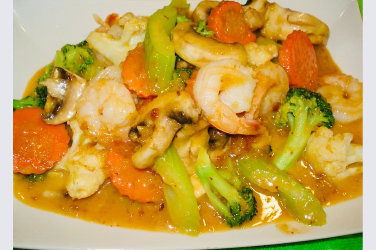 40. Pad Priew Waan (Sweet and Sour) with Free rice