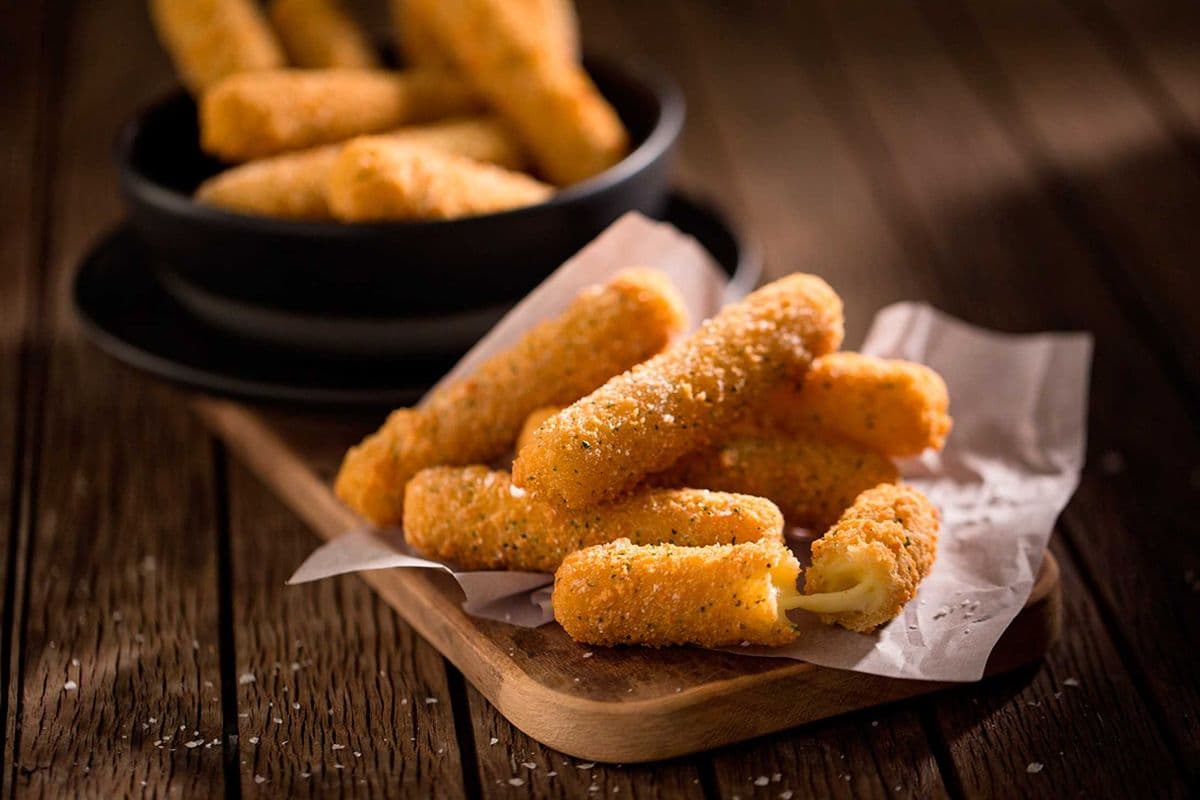 Mozzarella Sticks (6 pcs) (330 Cal)