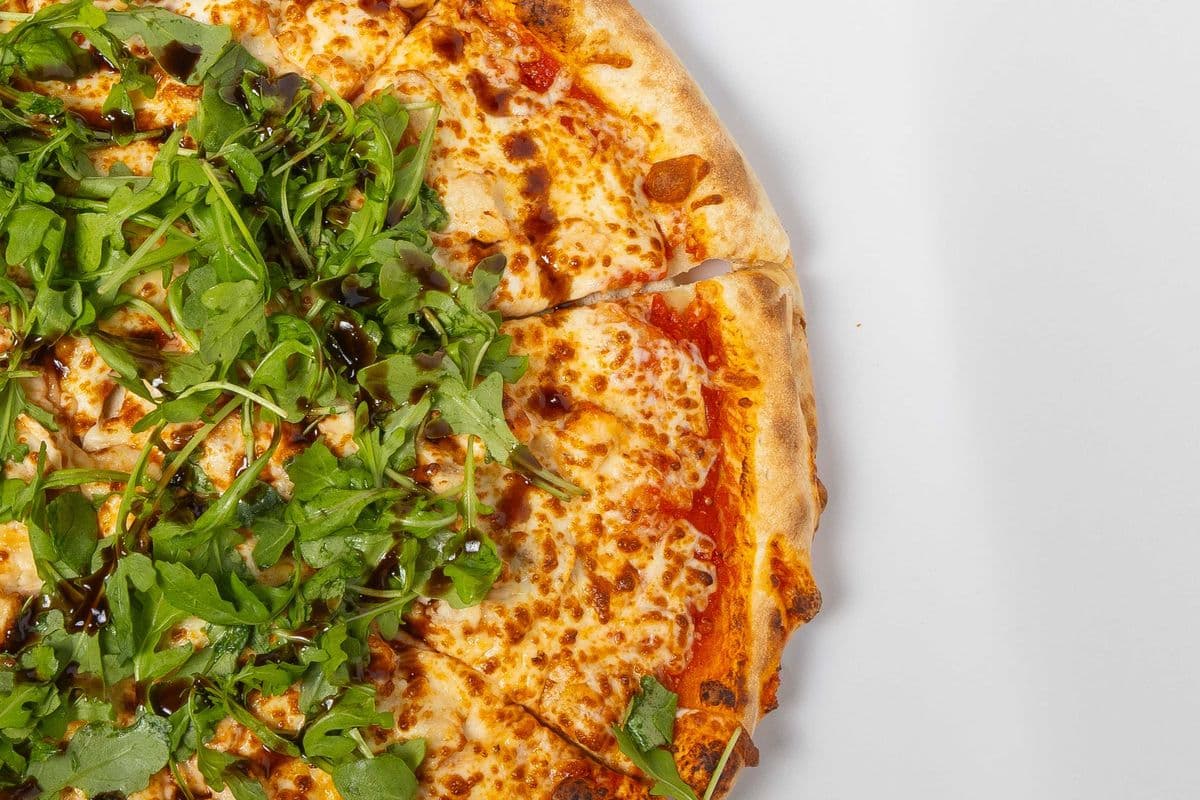 10" pizza petite poulet et parmesan / 10" Small Chicken and Parmesan Pizza