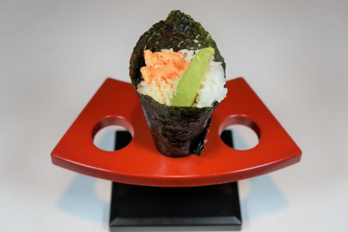 126. Spicy Salmon Hand Roll (1 pc)