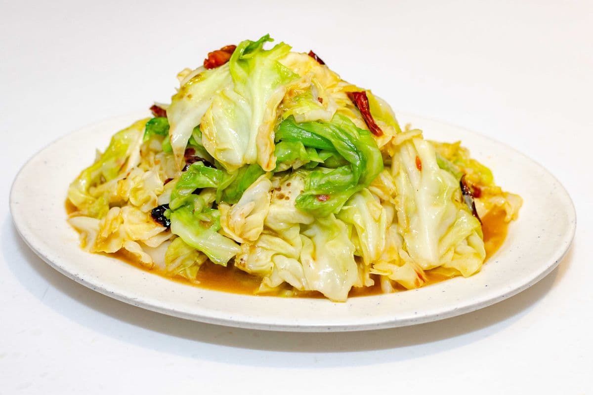 Hand Shredded Cabbage Stir-fried with Dried Chili Peppers 手撕包菜