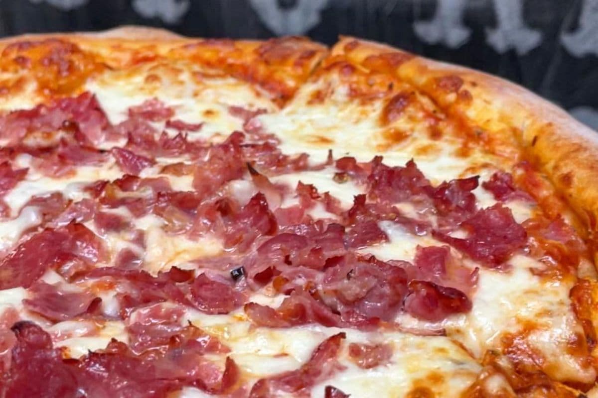 12" moyenne pizza à la viande fumée / 12" Medium Smoked Meat Pizza
