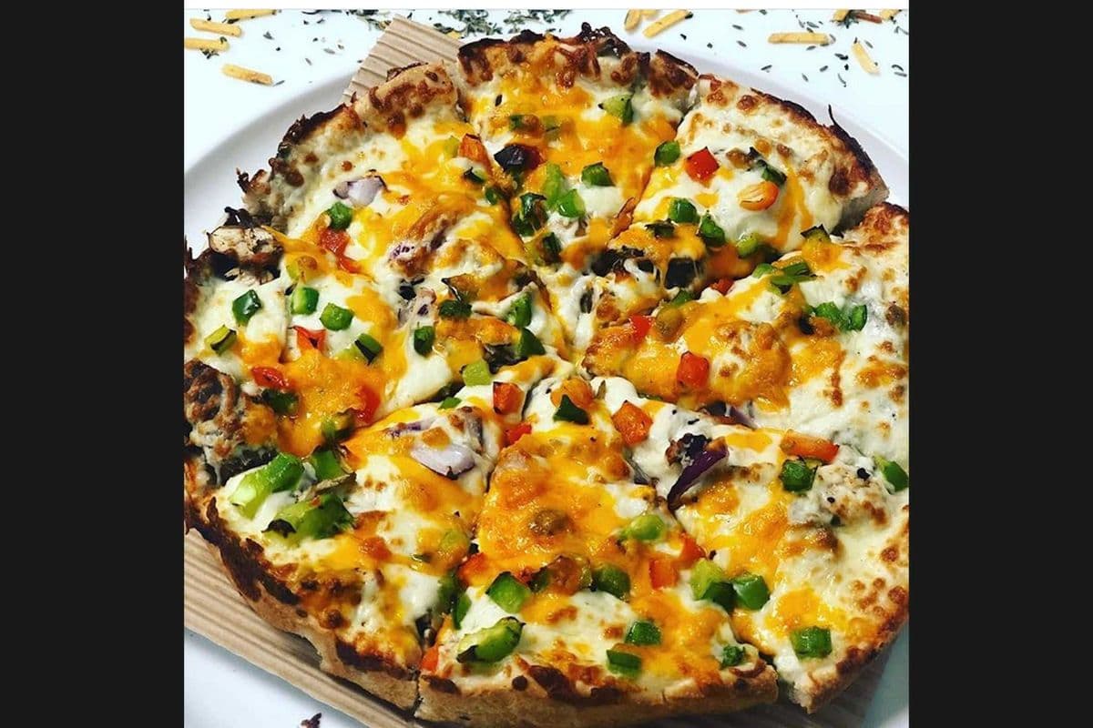 Grilled Chicken Pizza (Morgh Va Gharch)