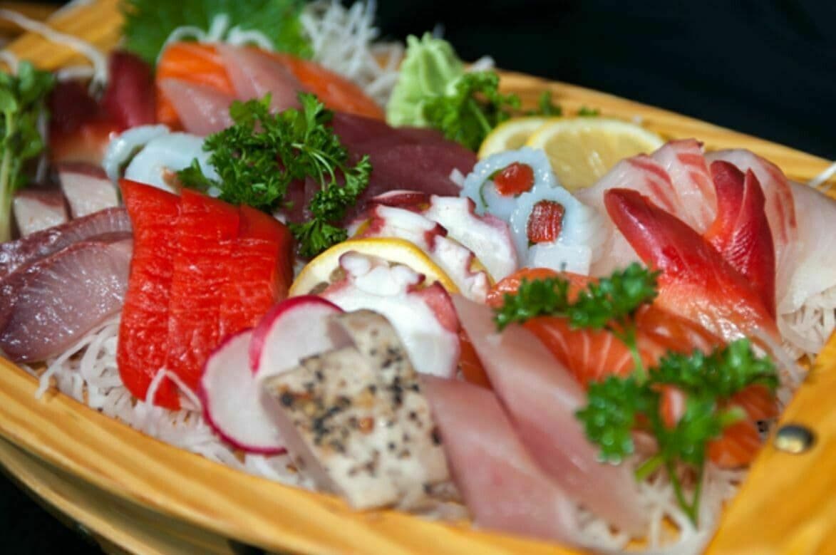 Deluxe Sashimi (20 pcs)