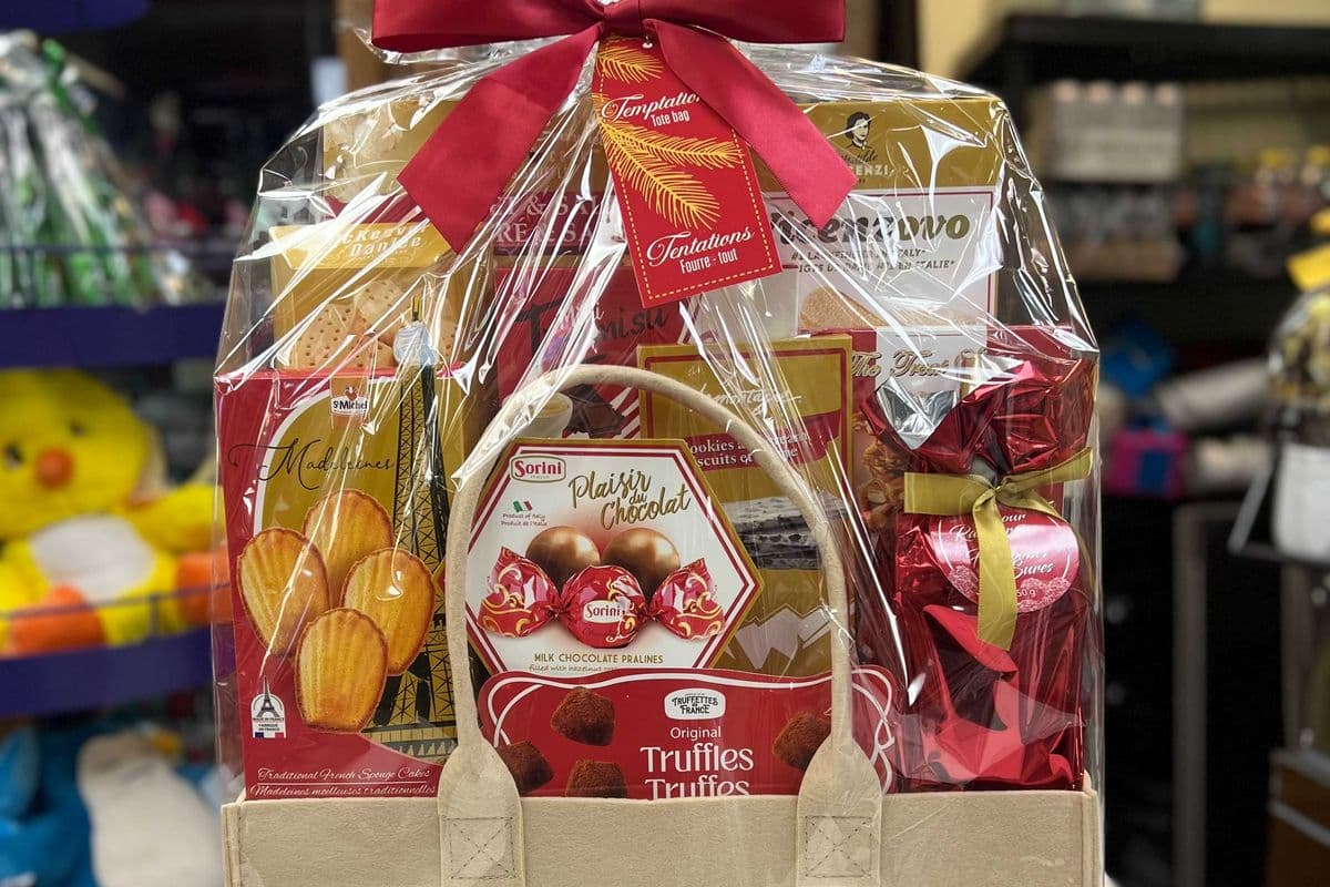 Thanksgiving Bundle (Medium size bouquet +Large Truffle Chocolate basket+ Greeting card)