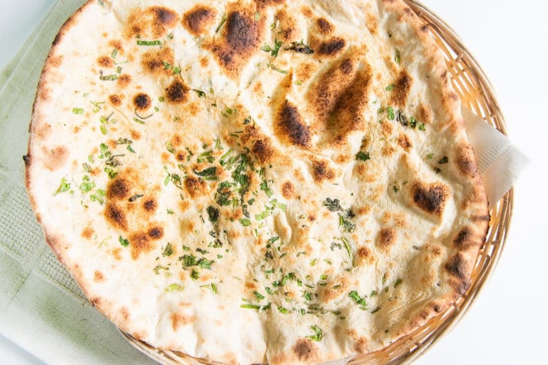 Naan à l'ail et à la coriandre