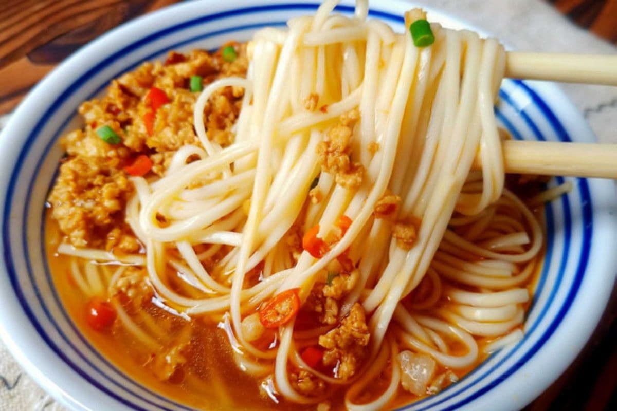 D4. Spicy Chili Noodle Soup w/ Ground Pork