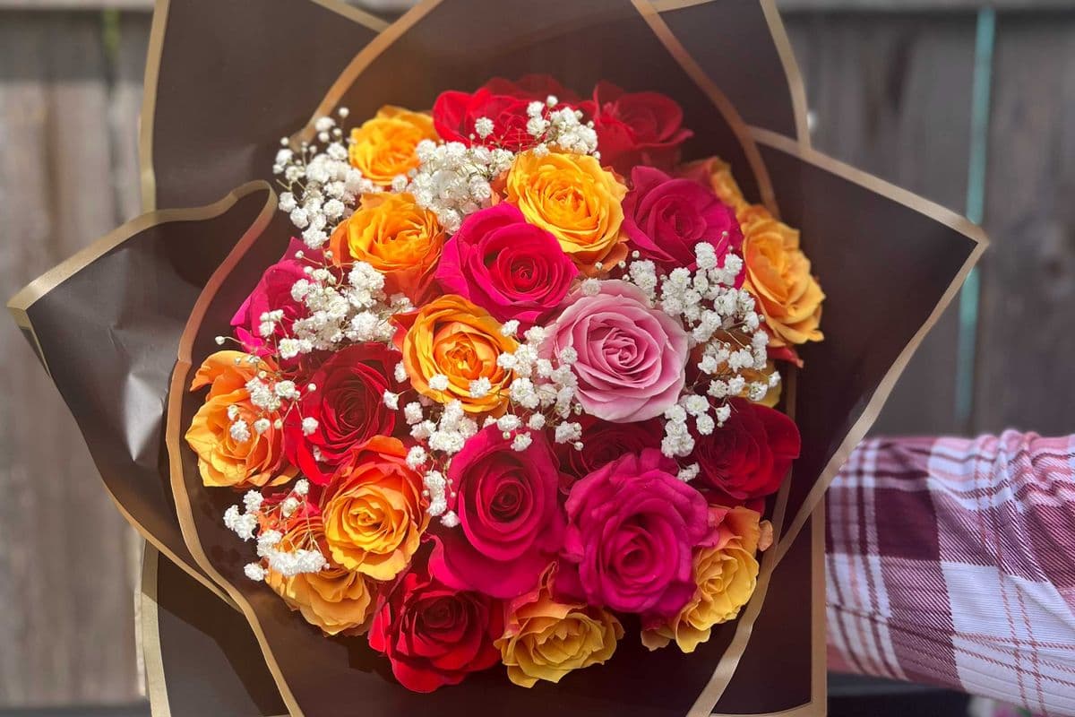 Mixed rose Vase Arrangement- 12 roses