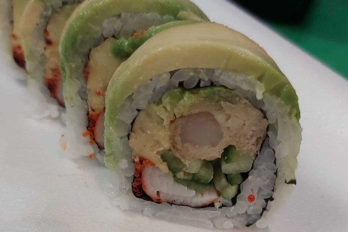 32.Green Dragon Roll 5pcs (235 Cal)