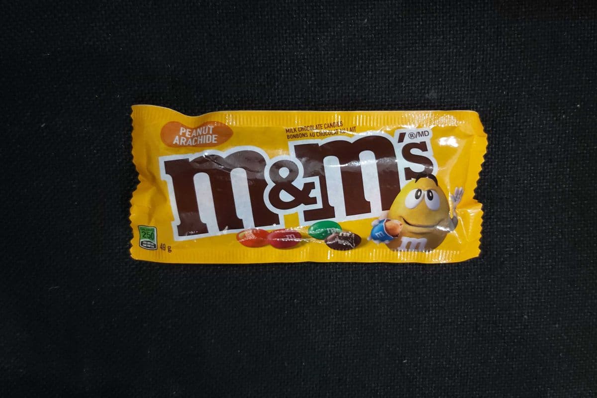 Chocolat M&M aux arachides 49g / M&M Peanuts