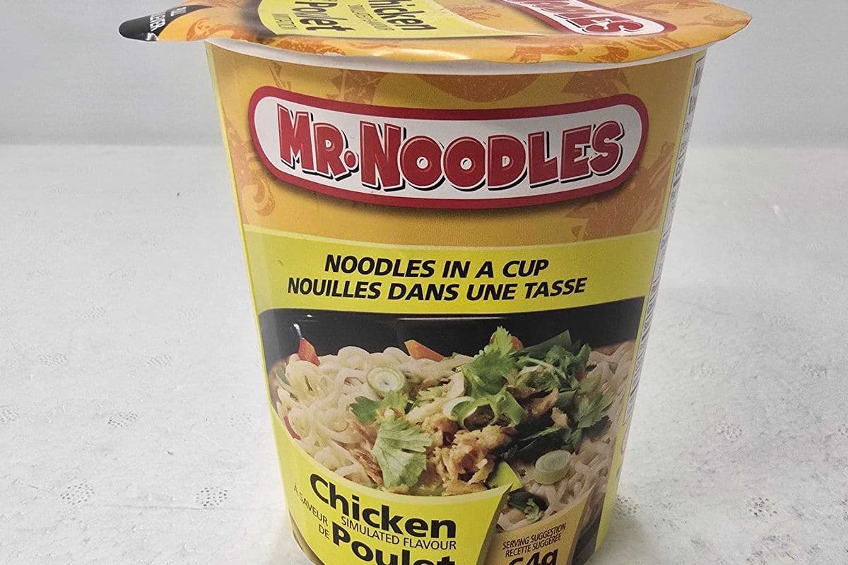 Mr. Noodles Chicken flavour instant noodle cup (64g)