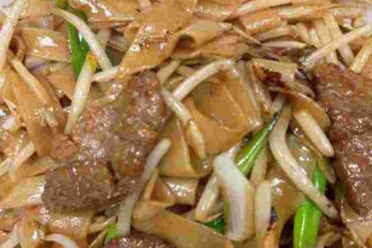 Beef Fried Rice Noodle with Soya Sauce 干 炒 牛 河
