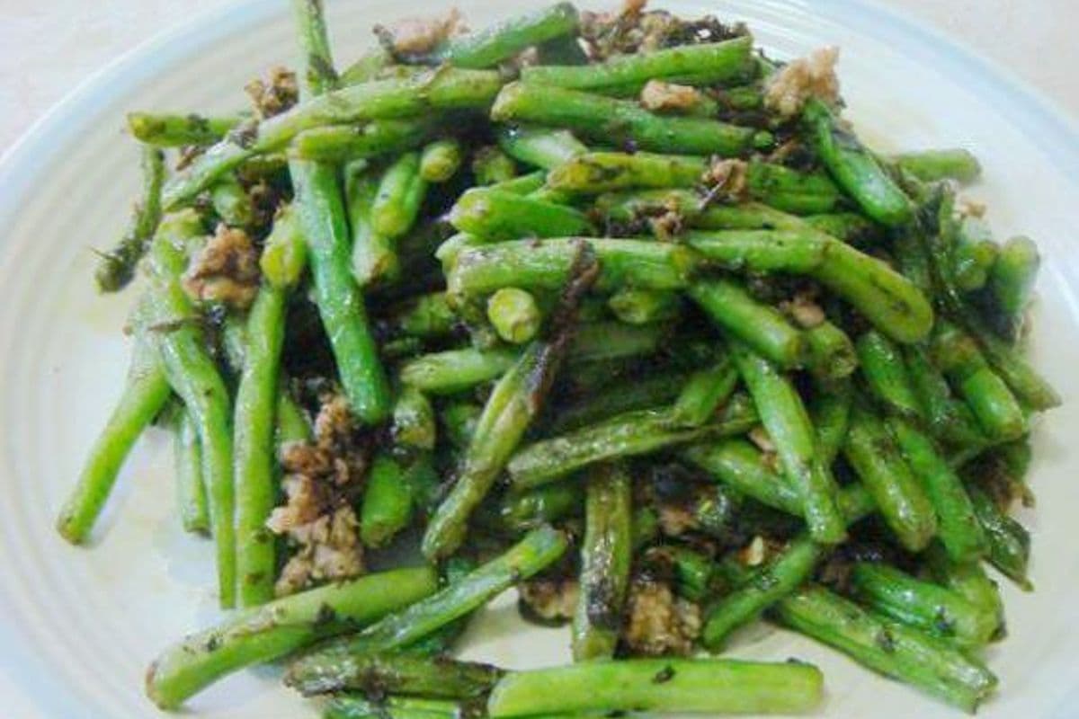 141. Deep-Fried Green Beans with Minced Pork and Olive Leaves