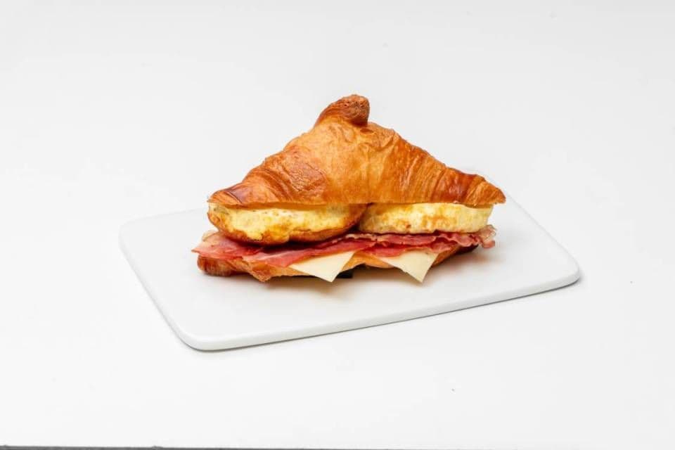 Croissant omelette au bacon / Bacon omelet croissant
