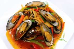 109. Stir-Fried Mussels with Basil Leaves - Chem Chep Xao La Que (12 pcs)
