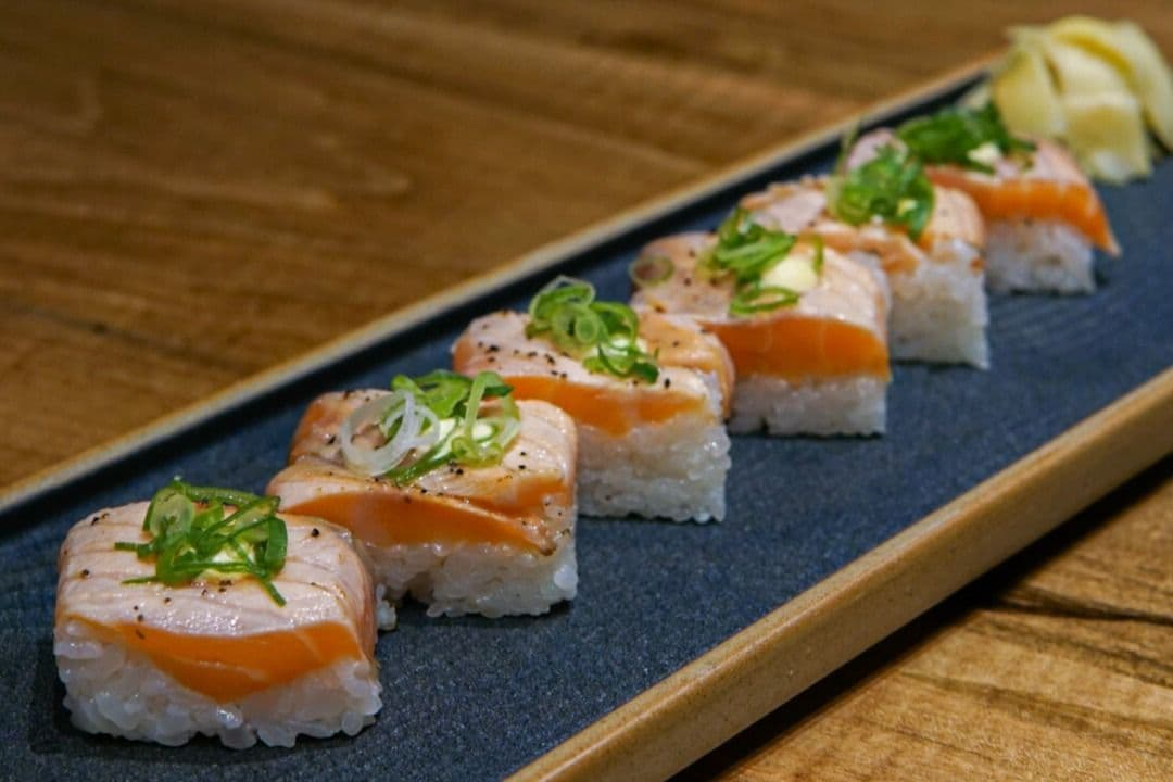 Salmon Sushi (6pcs)