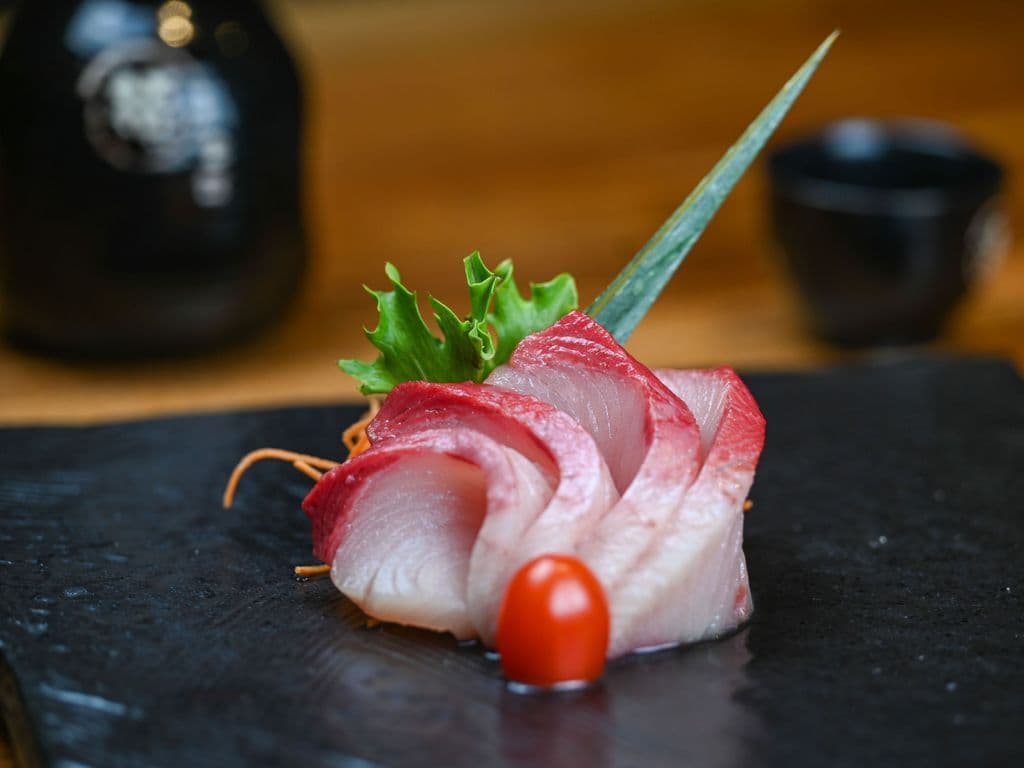E25 Yellow Tail Sashimi (4pcs)
