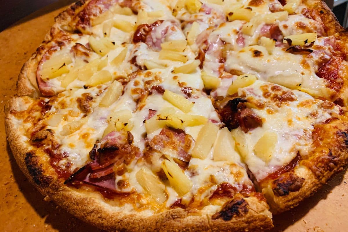 12" Medium Traditional Hawaiian Pizza