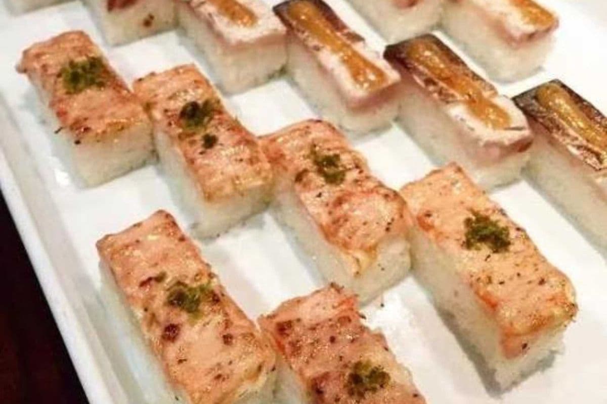 Salmon Oshi (6 pcs)