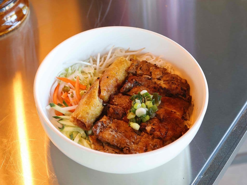 B02 - Vermicelli, Spring Roll & Grilled Pork (Bún Chả Giò, Thịt Heo Nướng)