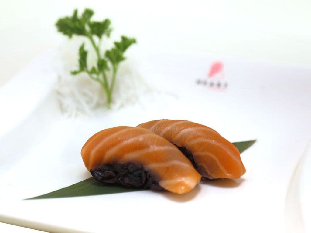 144B brown rice salmon sushi