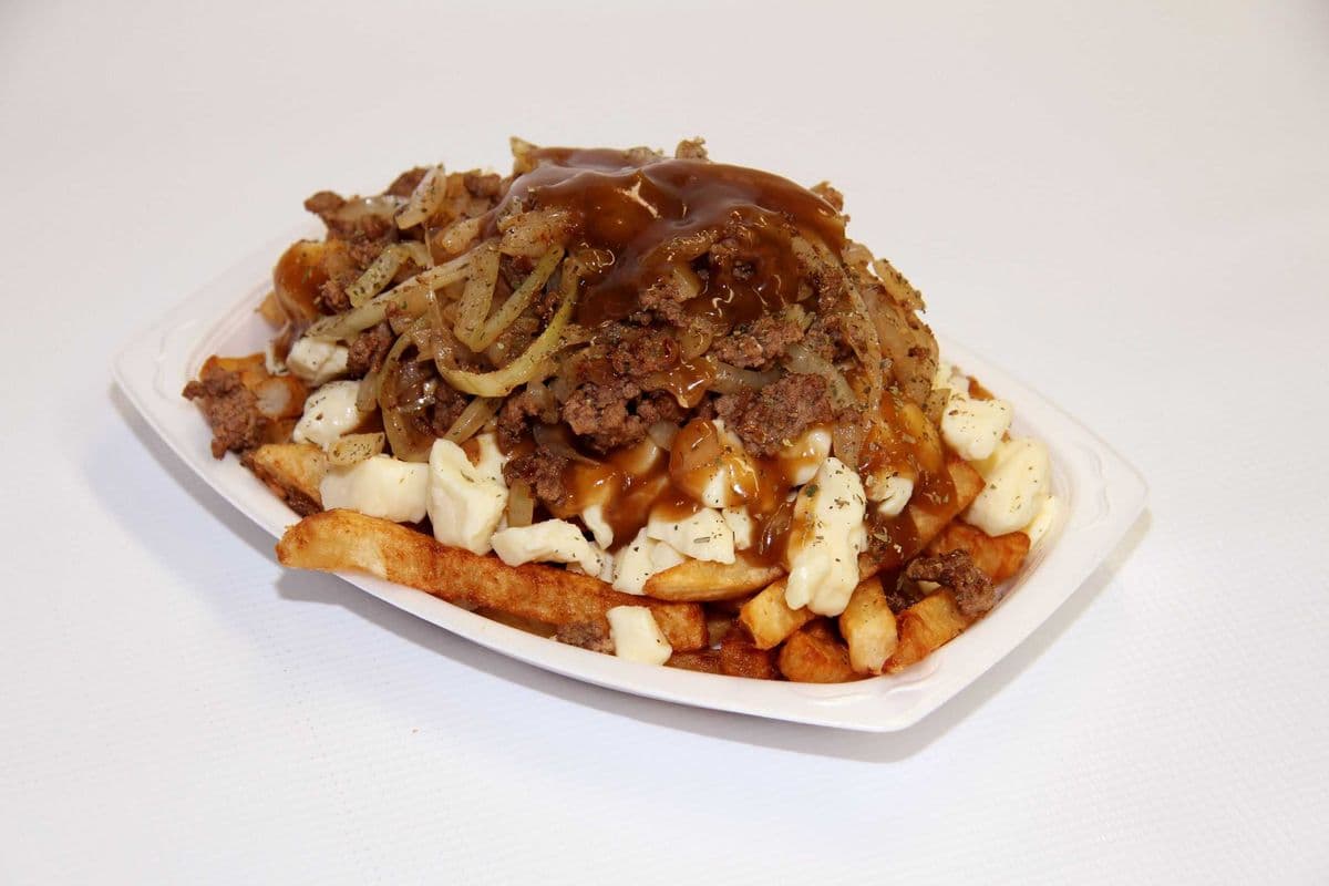 Poutine boeuf haché et oignons (médium) / Beef and Onions Poutine (Medium)