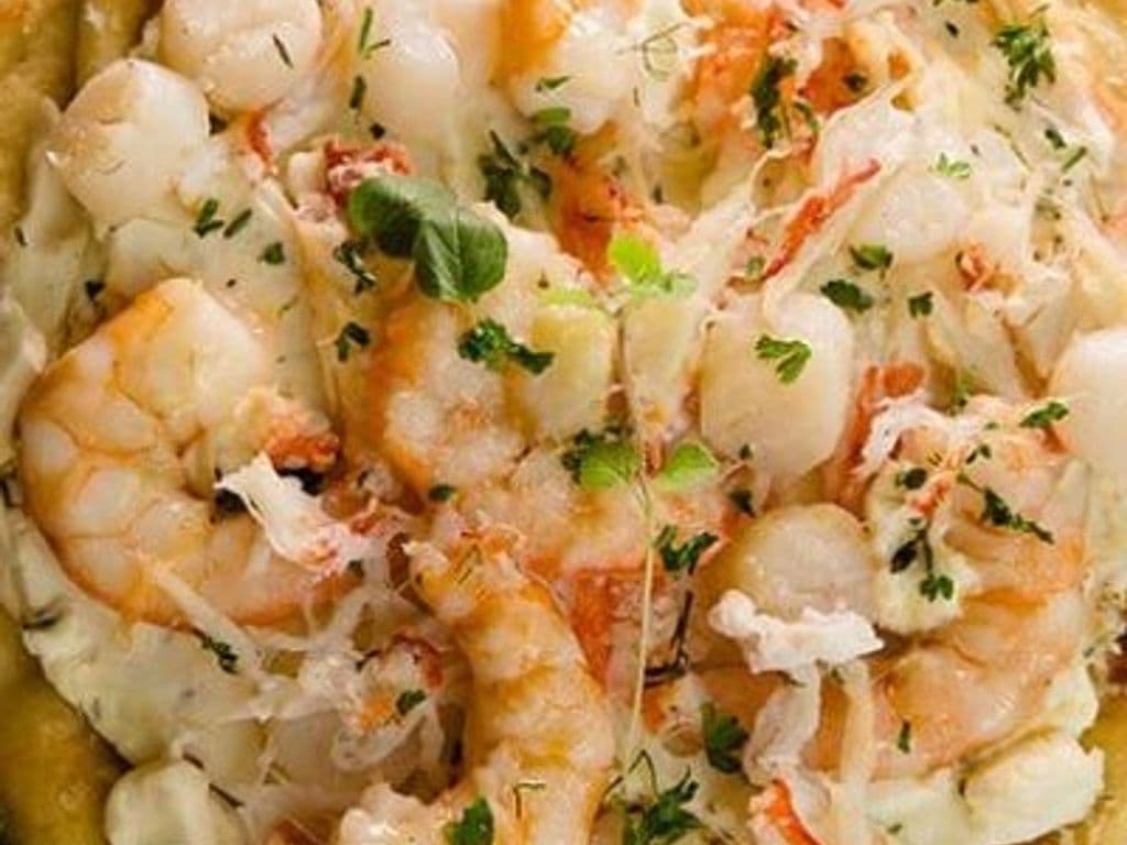 Small Seafood Paradise Pizza