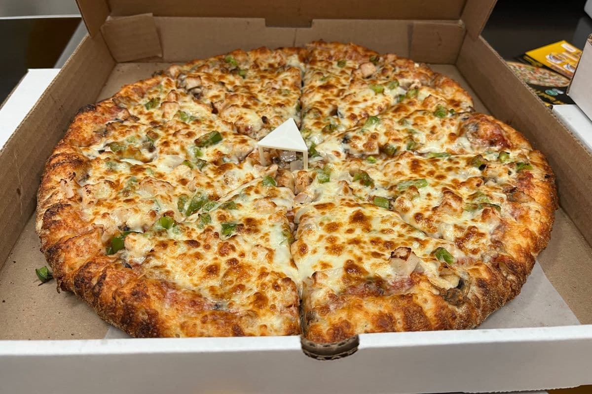 14" Chicken Deluxe/Chicken Veggie Pizza