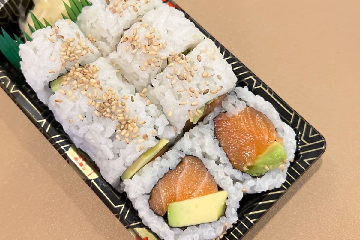 Salmon Avocado Roll (8pcs)