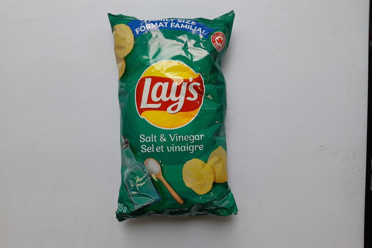 Lay's Salt & Vinegar Potato Chips (235 g)