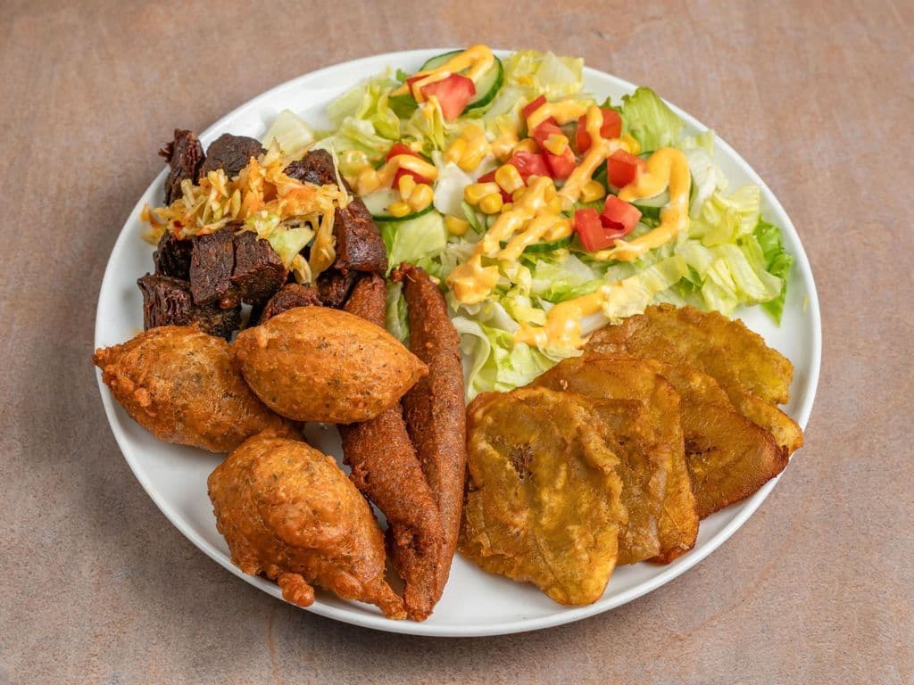 Fritay (Cabrit-Chèvre)  + Plantain + Accra + Marinade + Salade + Pikliz