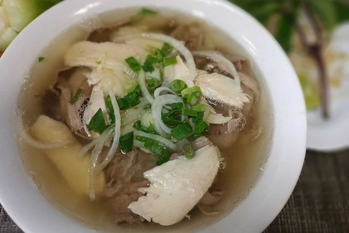 346. Well-Done Lightly Fat Beef and Chicken Rice Noodle Soup