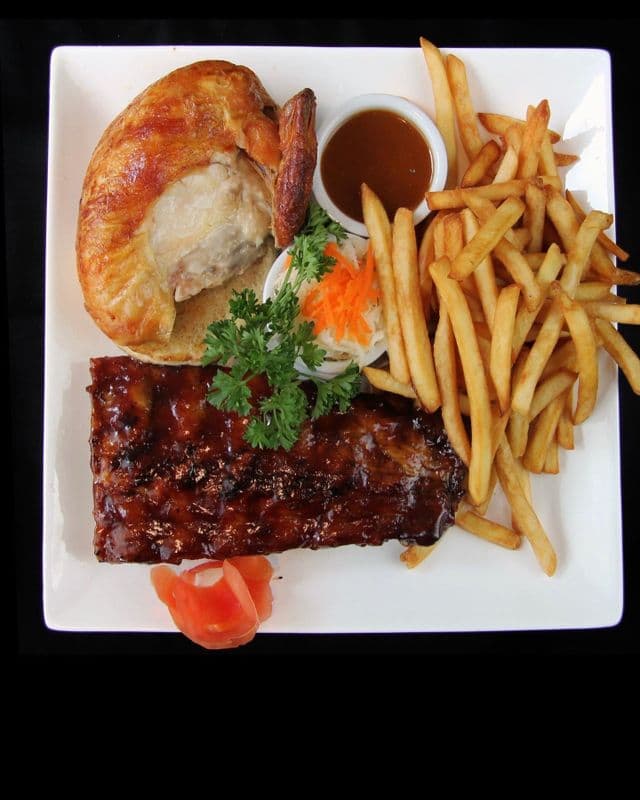 18. Poitrine de poulet avec côtes levées grillées / Chicken Breast with Grilled Ribs