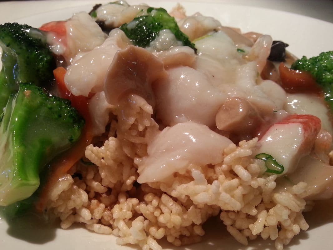 093. Sizzling Assorted Seafood with Crispy Rice Cake