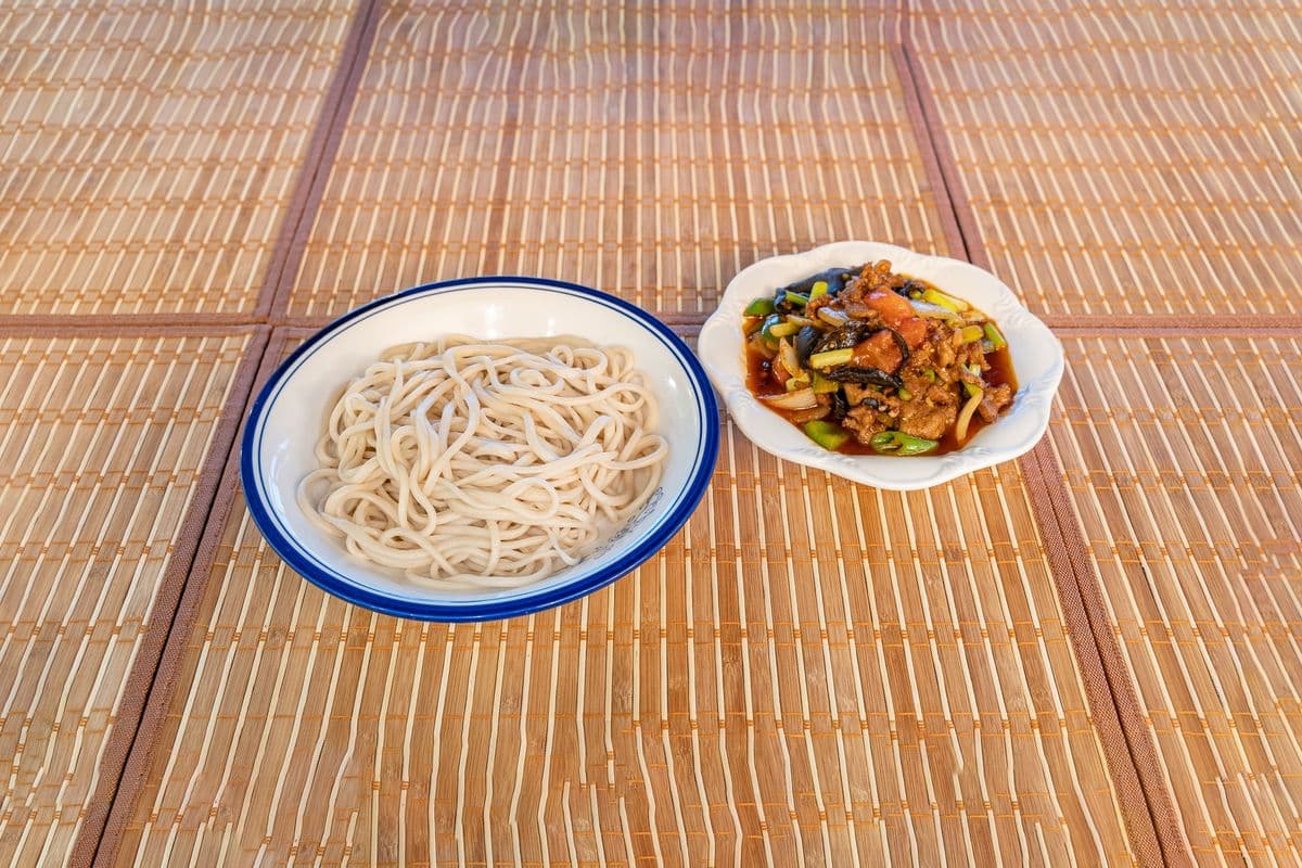 R23. Plain Hand-Pulled Noodle with diced veggie. 过油肉拌面
