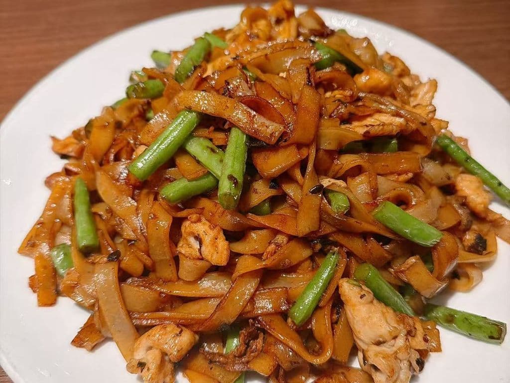 FR10.Fried Rice Noodle w/Chicken