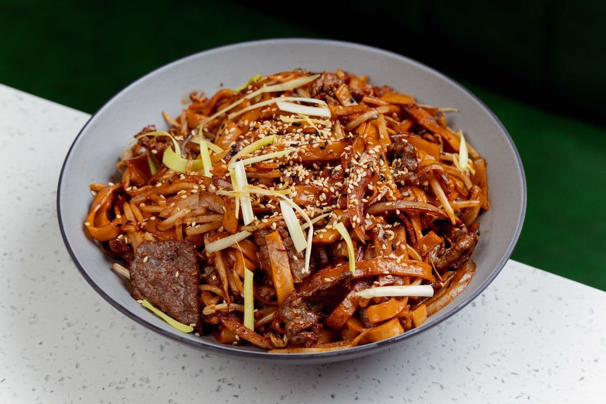 Hong Kong Dry Style Stir-fried Rice Noodles & Bean Sprouts 幹炒河粉