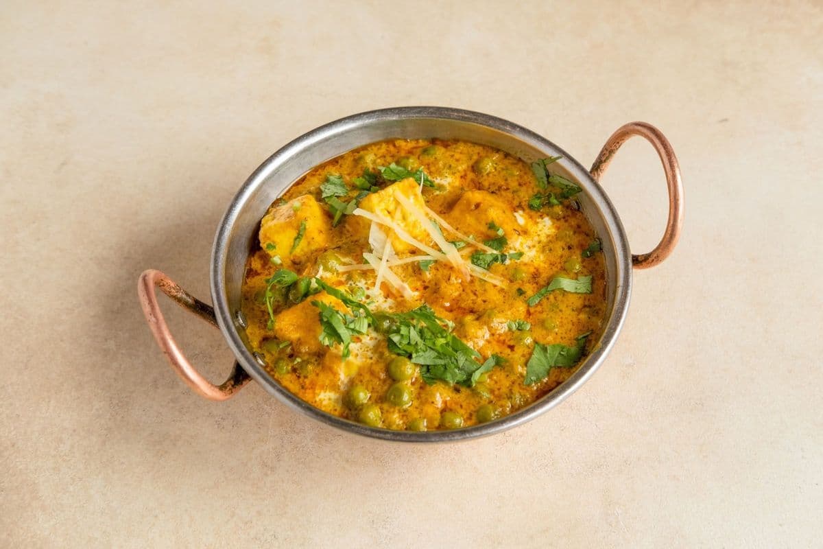 60. Lazeez Matter Paneer