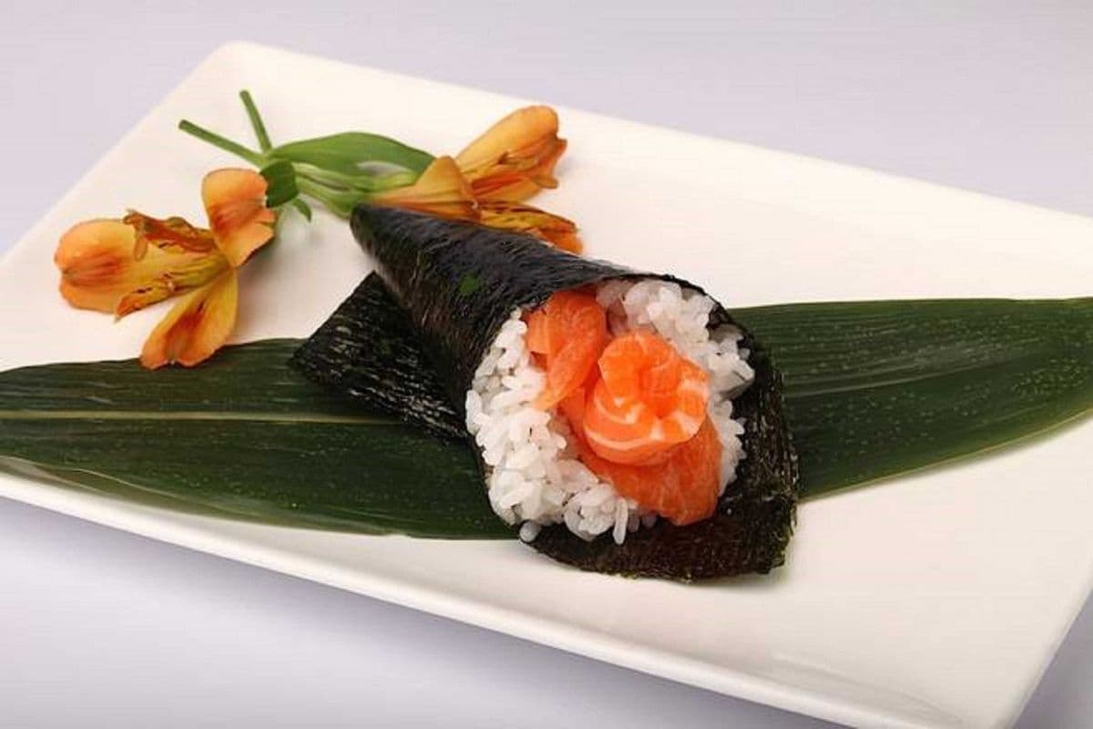 Salmon Hand Roll