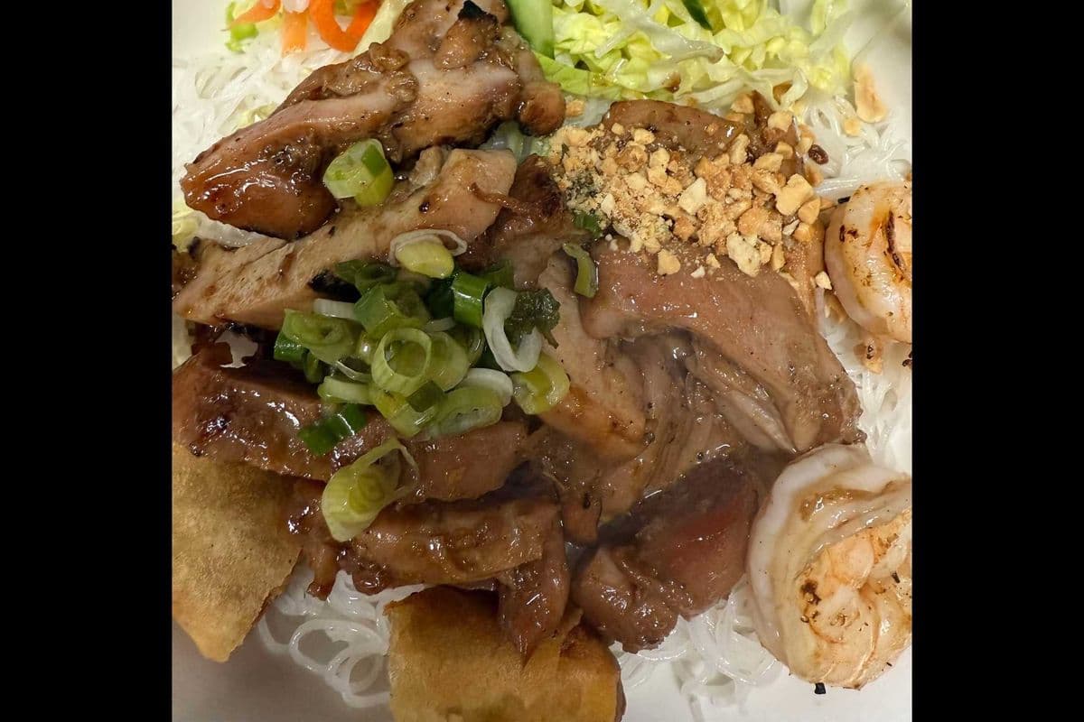32F. Grilled Pork, Chicken, Shrimps and Spring Roll on Vermicelli