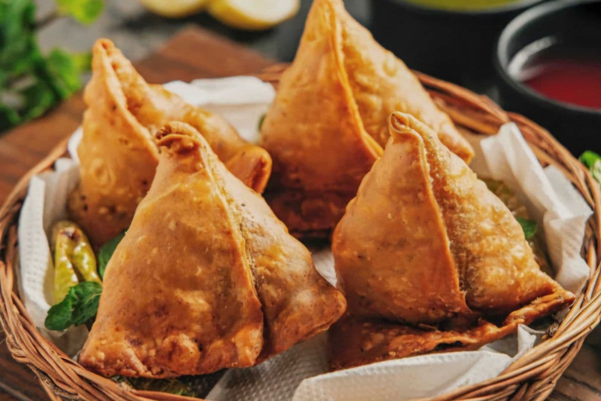 Veggie Samosas (2 pcs+tamrind chutney)