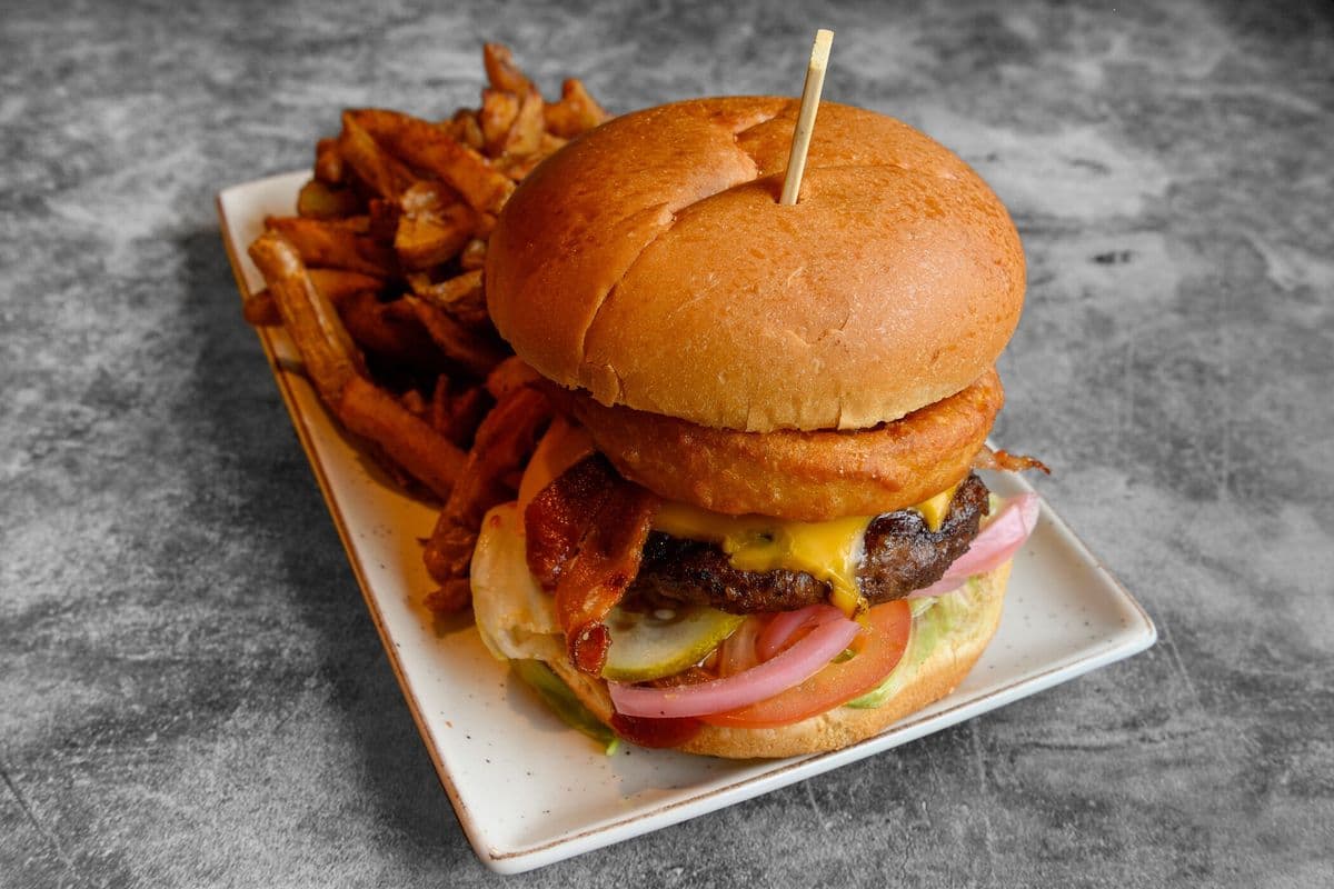 Le BBQ bacon et rondelles d'oignons frits / BBQ Bacon and Fried Onion Rings