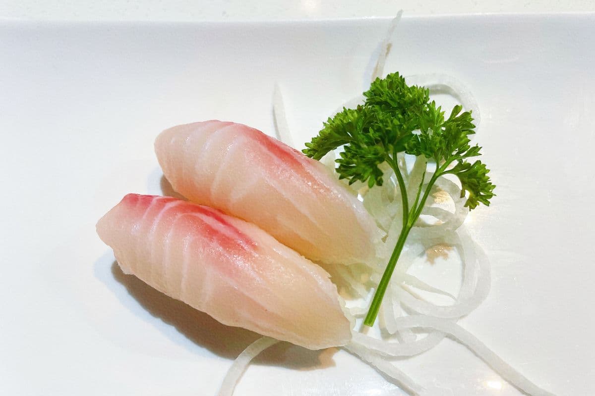 Snapper (Tai) Sushi (2 pcs)