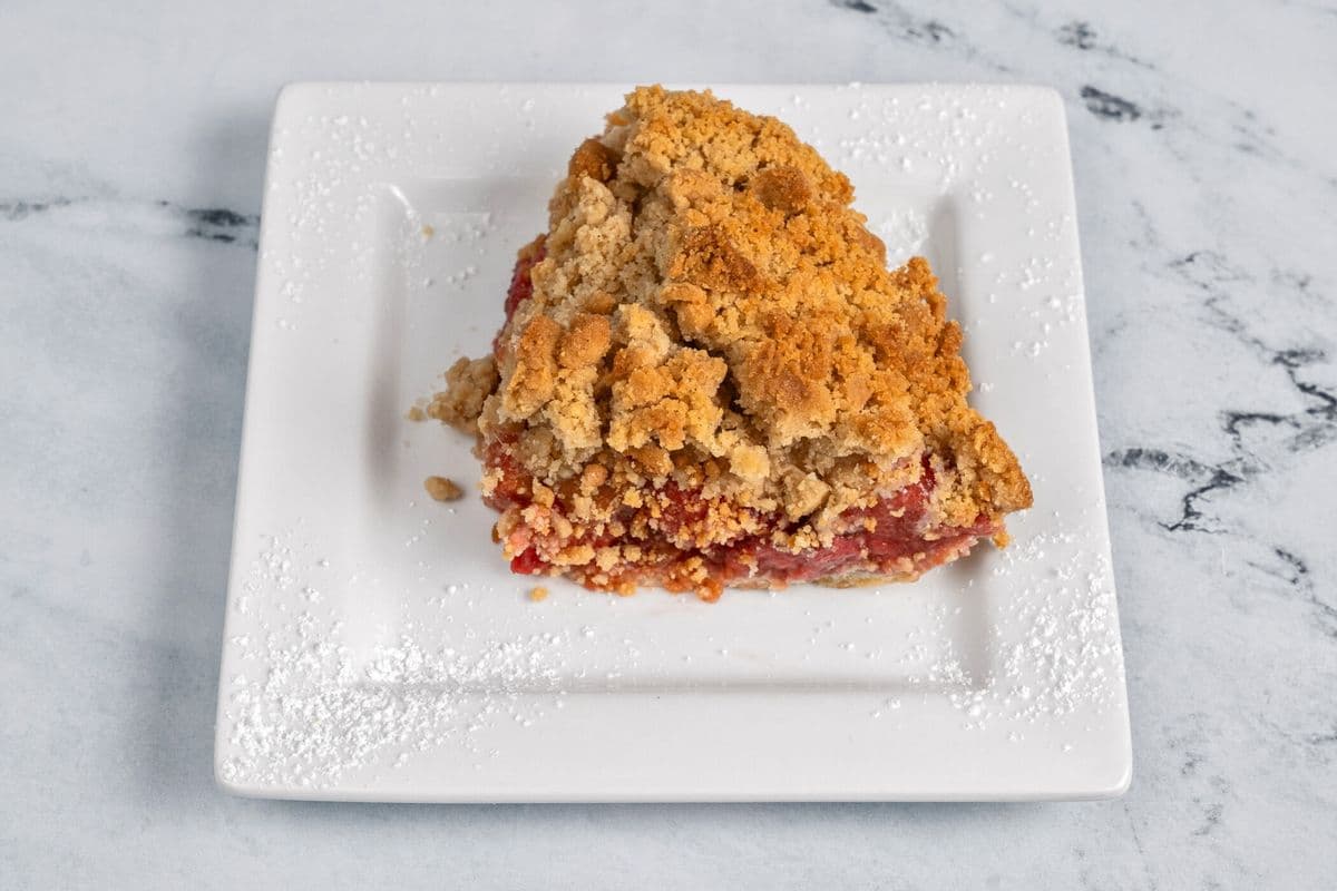 Croustade de fraises et rhubarbe / Strawberry Rhubarb Crumb