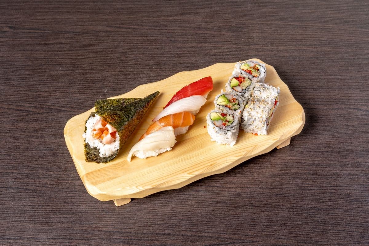 S2. Sushi and Maki (11 pcs)